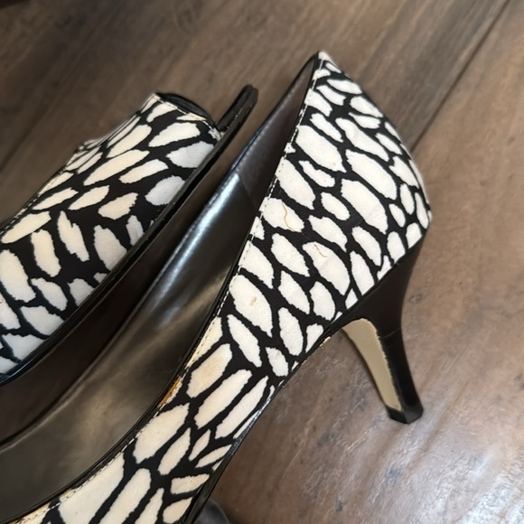 Bandolino open toe Shelley kitten heel black and white size 8 - Picture 3 of 9